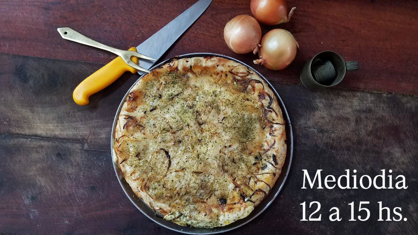 Fugazzetta de La Mezzetta con cebolla horneada, en su molde metálico.